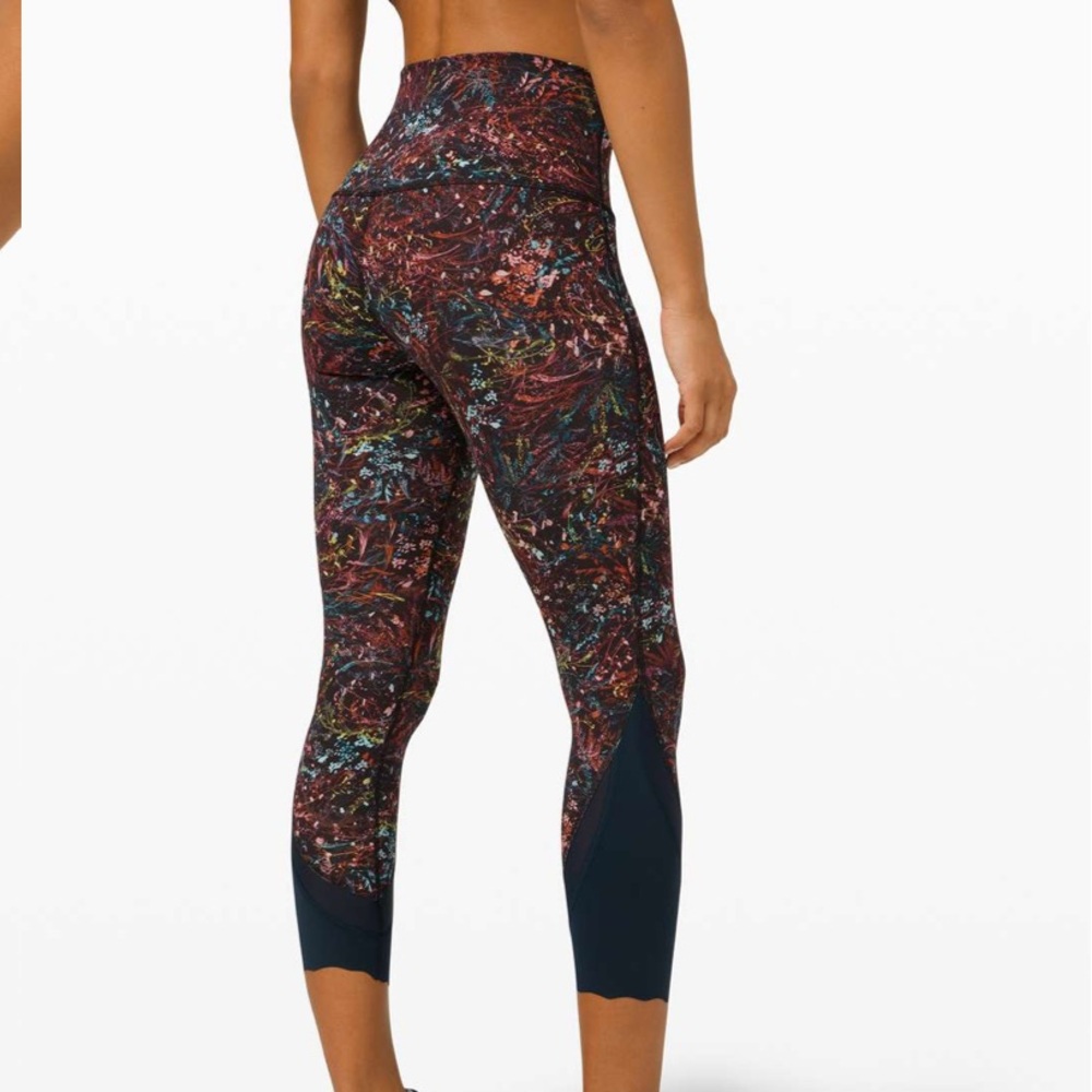 Lululemon Wunder Under HR crop 23in scalloped in Foliage overlay multi